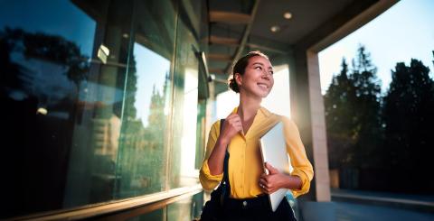 Jeune dame souriante allant travailler dans une mutuelle pour Promutuel Assurance