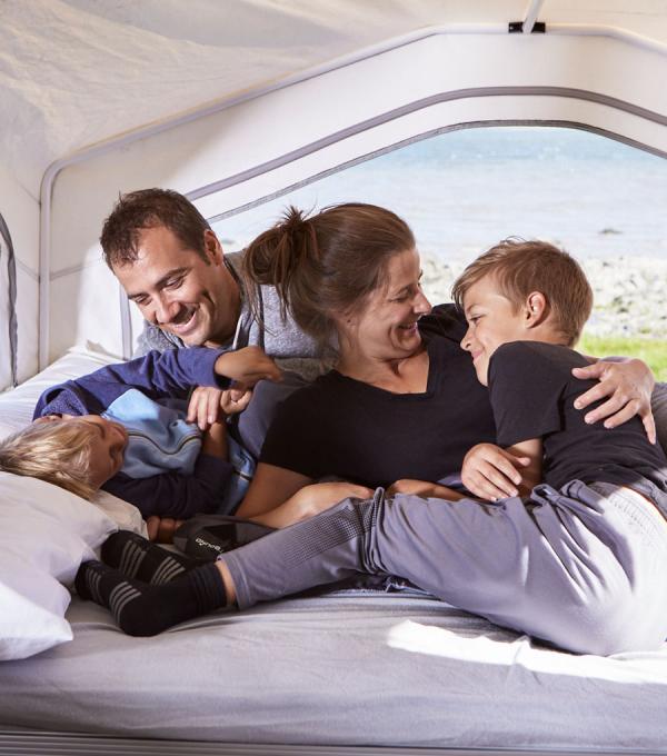 Une famille dans une caravane