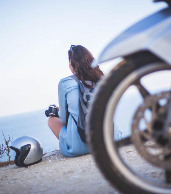 Une femme photographie la mer