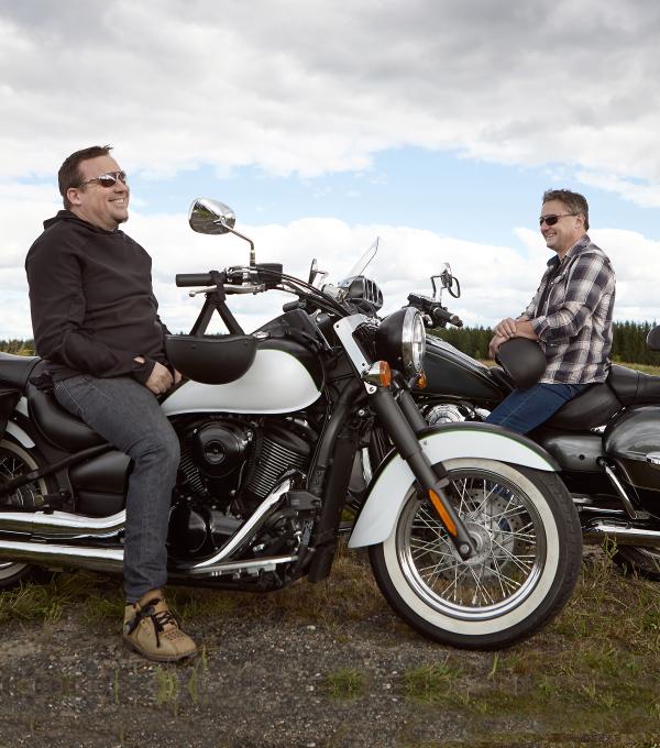 Des hommes sourient sur des motos