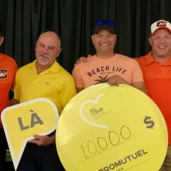 Remise du chèque au baseball mineur