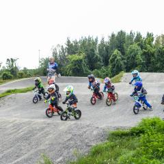 Des enfants en BMX
