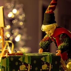 Lutins de Noël faisant un mauvais coup