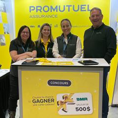 4 représentants Promutuel derrière un kiosque affichant un concours pour gagner une carte cadeau BMR de 500$