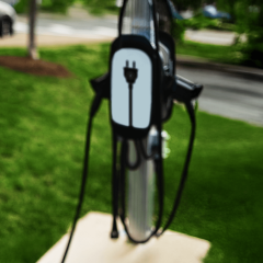 Borne pour voiture électrique avec une pancarte interdiction de stationner