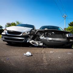 Deux automobiles accidentées sur une route