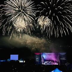 Feux d'artifices au dessus de la scène