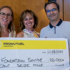 employés promutuel tenant le chèque à la fondation santé de 116 000$