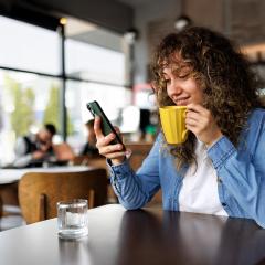 Femme qui fait une soumission d'assurance auto dans un restaurant