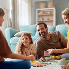 Famille qui joue à un jeu de société