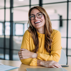 Femme avec chandail jaune qui sourit
