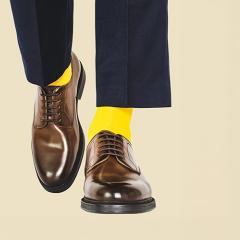 Souliers bruns et bas jaunes