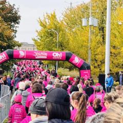 Foule de participantes vêtues de rose franchissant l’arche de départ de La Joséphine à Drummondville
