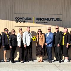 L’équipe de Promutuel Assurance du Saint-Laurent aux Appalaches réunie devant le Complexe sportif Promutuel Assurance à Delson, à l’occasion de son inauguration.