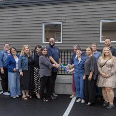 Représentants et partenaires communautaires réunis pour la coupe du ruban lors de l’inauguration d’un lieu d’accueil destiné aux personnes vulnérables de Brome-Missisquoi.