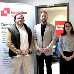 Trois représentants réunis devant la salle de classe Promutuel Assurance du Cégep de Lévis, à l’occasion de son inauguration en partenariat avec la Fondation du Cégep de Lévis.