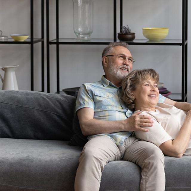 Couple adultes couchés sur divan