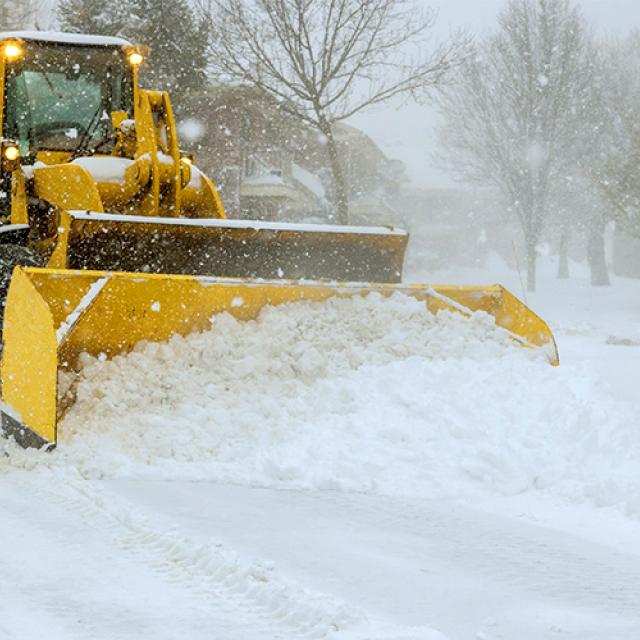 Camion de déneigement à l'oeuvre en pleine tempête