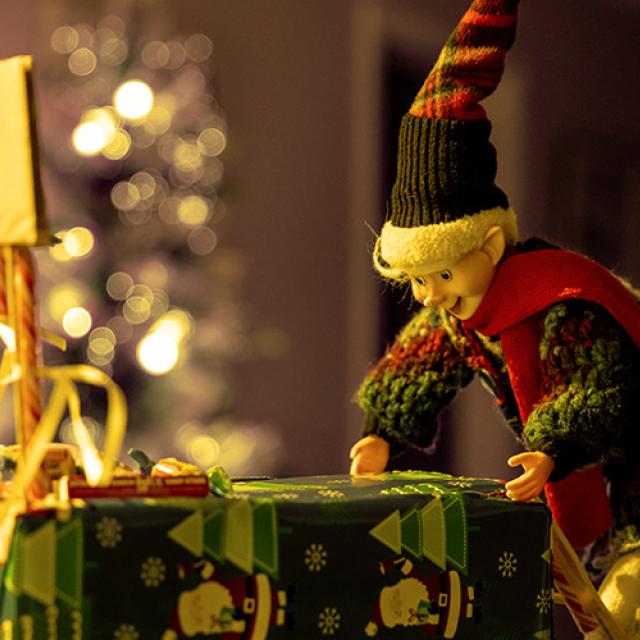 Lutins de Noël faisant un mauvais coup