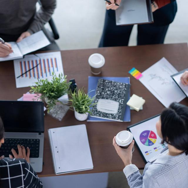 équipe dynamique de 5 personnes travaillant en table ronde