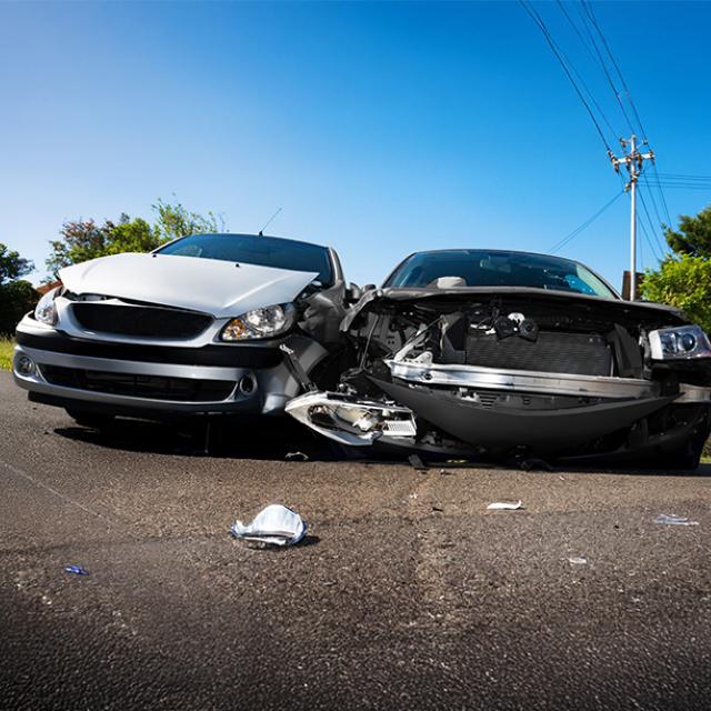 Deux automobiles accidentées sur une route