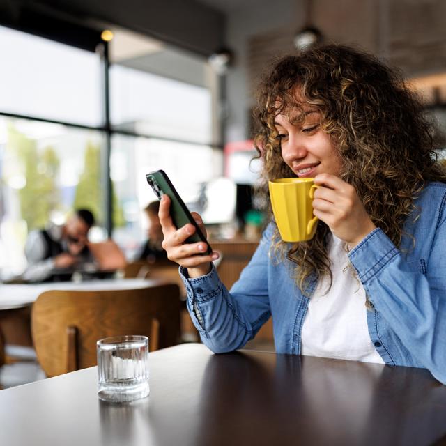 Femme qui fait une soumission d'assurance auto dans un restaurant