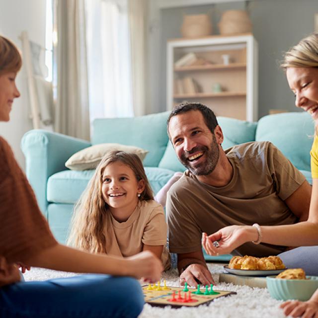 Famille qui joue à un jeu de société
