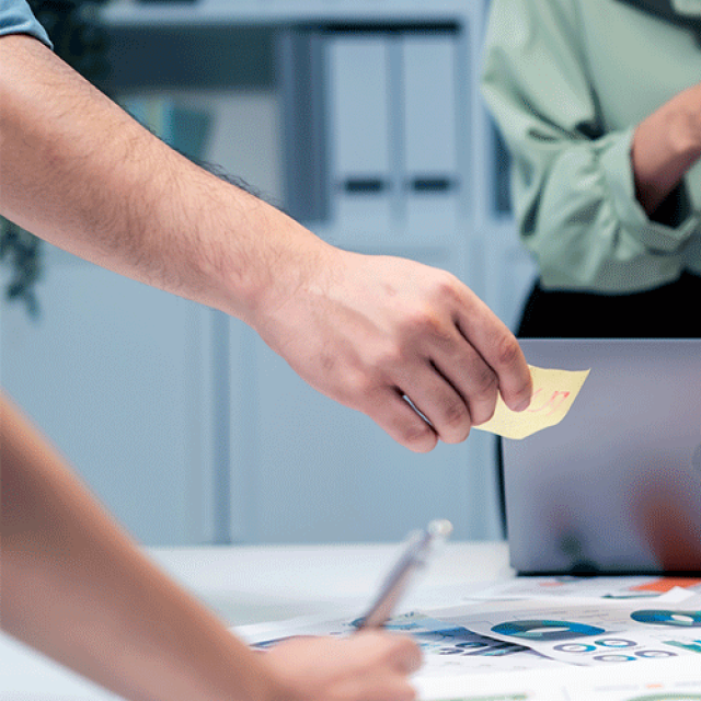 Trois personnes qui travaillent sur un projet