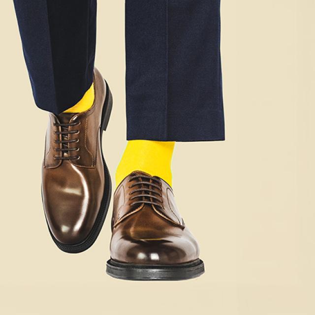 Souliers bruns et bas jaunes