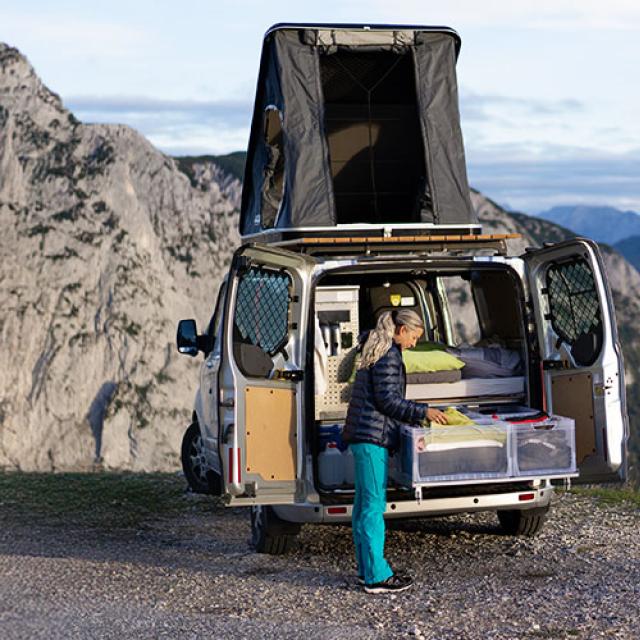 Voiture camping avec vue sur montagnes